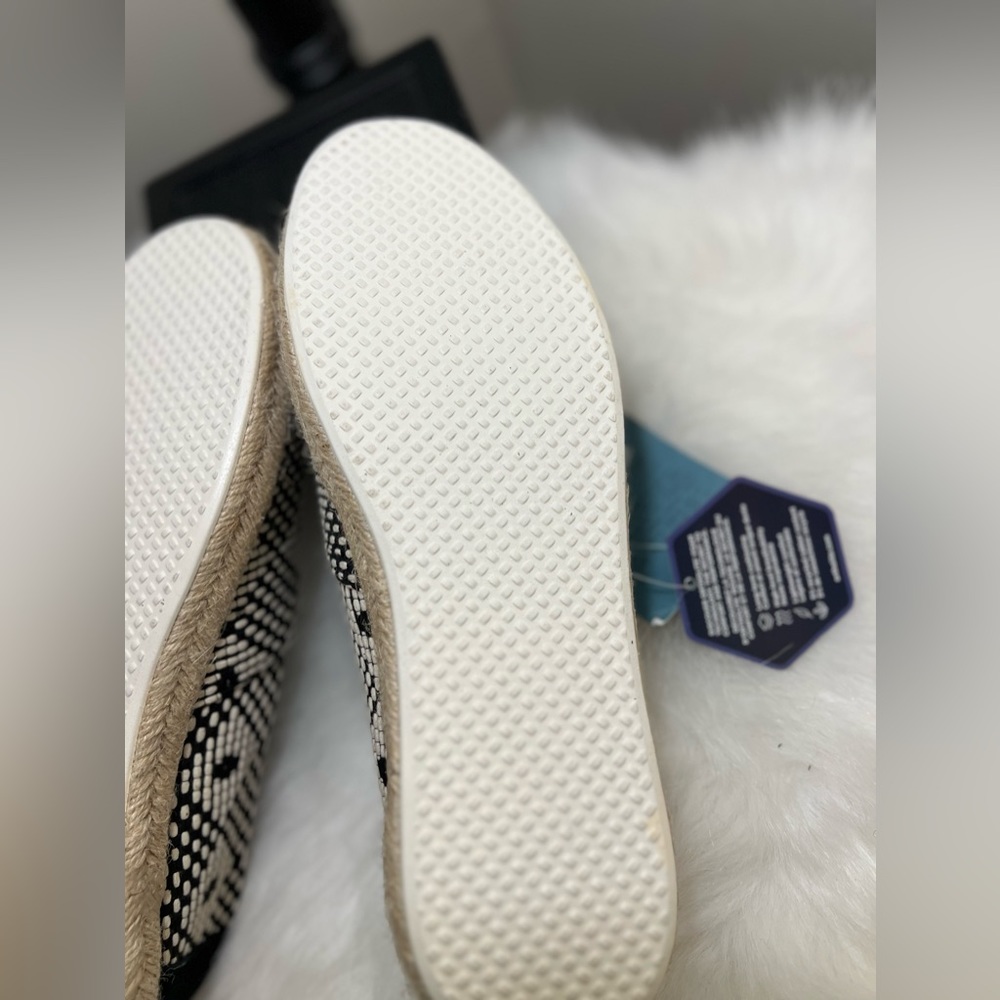 TOMS Slip On Women's Size 8.5 Classics Black White Geometric Print Espadrille - Picture 10 of 11